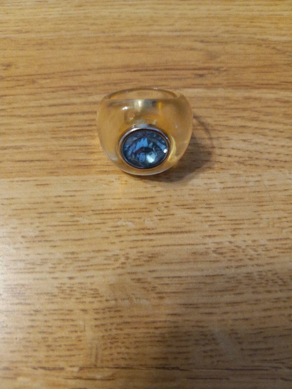 VINTAGE LUCITE RING w SPARKLING BLUE STONE